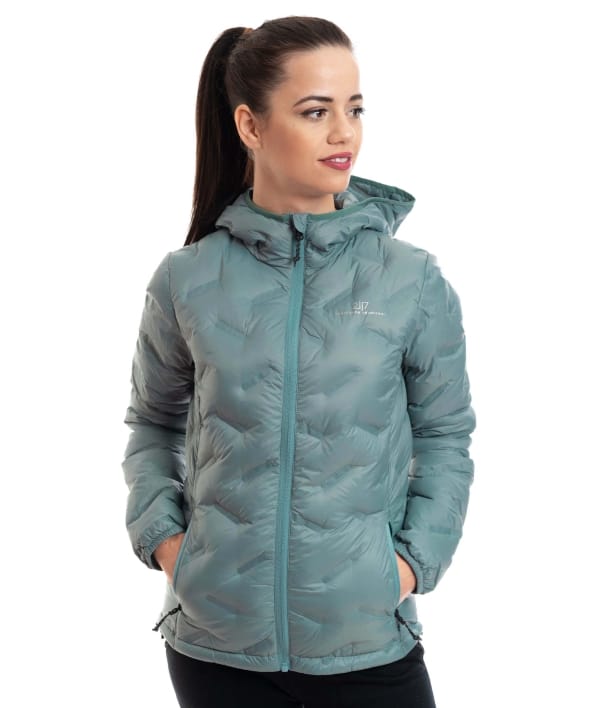 kvinna klädd i dk mint lätt dunjacka 1