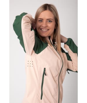 7613902 Klacken 25L Jacka svart framsida